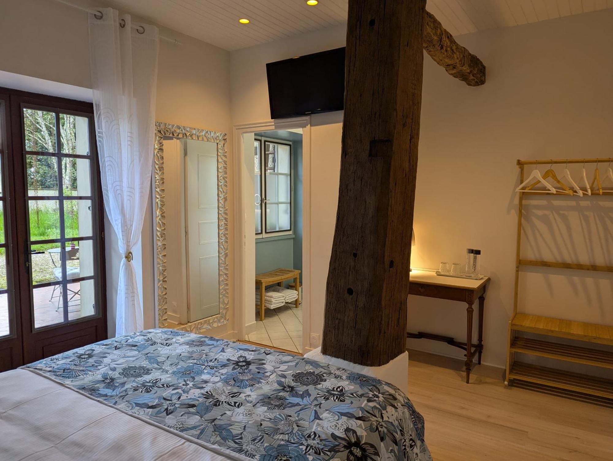 Bed and Breakfast Le Bois Des Fees De Chazelles Chazelles  Экстерьер фото